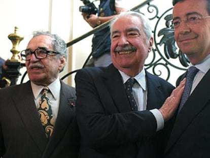 briel García Márquez y Álvaro Mutis  con el embajador francés en México