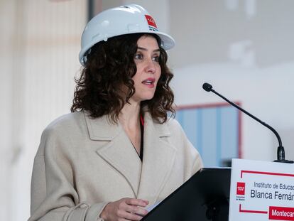 La presidenta de la Comunidad de Madrid, Isabel Díaz Ayuso, durante una visita a las obras del nuevo Instituto de Enseñanza Secundaria Blanca Fernández Ochoa, el 6 de marzo.