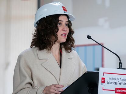 La presidenta de la Comunidad de Madrid, Isabel Díaz Ayuso, interviene durante su visita a las obras del nuevo Instituto de Enseñanza Secundaria Blanca Fernández Ochoa.