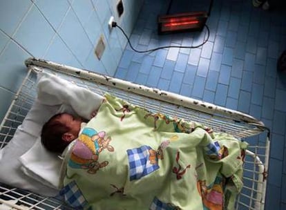 Un bebé recién nacido reposa junto a una estufa en Maichin Dom (Casa para las Madres), la principal maternidad de Sofía.