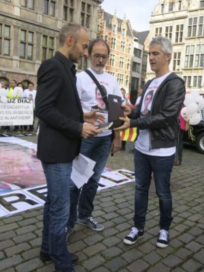 Pablo Egiluz, padre de Hodei, junto al poeta Stijn Vranken (izquuierda) y el alcalde de Galdakao, Ibon Uribe, durante la concentración en Amberes.