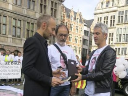 Pablo Egiluz, padre de Hodei, junto al poeta Stijn Vranken (izquuierda) y el alcalde de Galdakao, Ibon Uribe, durante la concentración en Amberes.