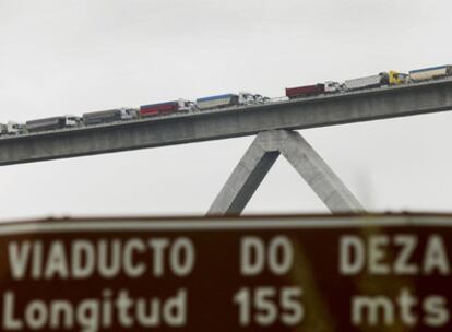 PENDIENTES DE LOS PLAZOS DEL AVE. El presidente de la Xunta acude hoy a Madrid a entrevistarse con el ministro de Fomento, José Blanco, quien le explicará sus nuevas previsiones sobre los plazos para la llegada del AVE a Galicia, una vez descartada, por imposible, la fecha de 2012. Ayer mismo se hicieron las pruebas de carga de un viaducto del AVE cerca de Silleda (en la imagen) que se prevé abrir en un mes.