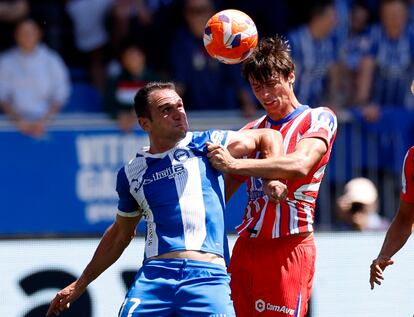 Le Normand y Kike García pelean un balón en el Alavés-Atlético.