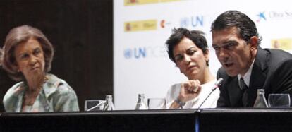 Doña Sofía, Afsané Bassir-Pour, directora de información de la ONU en Europa, y Antonio Banderas, ayer en el CaixaForum.