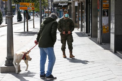 Un legionario patrulla en Granada calle durante las medidas de confinamiento por el coronavirus.