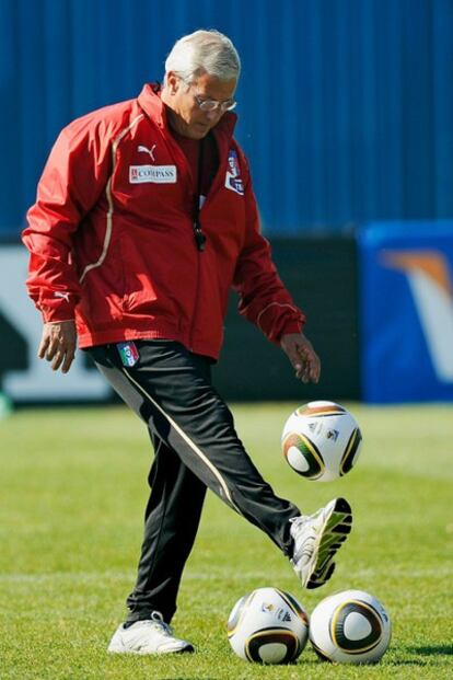 El seleccionador italiano, Marcello Lippi, durante un entrenamiento en Sudáfrica.
