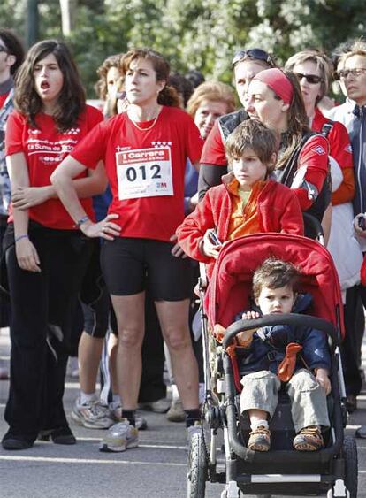 Varias corredoras, tras conocer que la carrera había sido suspendida.