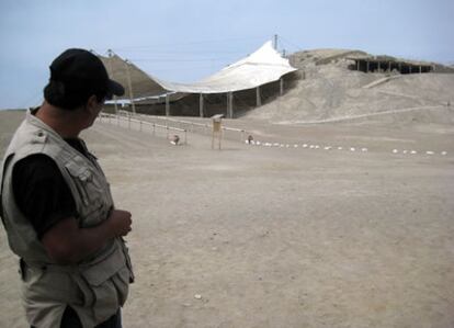 Régulo Franco, arqueólogo del complejo de El Brujo, ante la Huaca Cao Viejo, en Perú