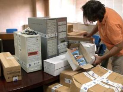 Un técnico revisa material decomisado a una red de piratería de CDs y DVDs. La Alianza Internacional de la Propiedad Intelectual (IIPA) propuso que España vuelva a una lista que recoge los países en los que no se respeta la propiedad intelectual e industrial. EFE/Archivo