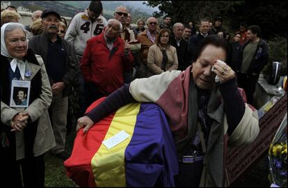 Juana Gutiérrez llora tras recibir los restos óseos de su abuelo, tras ser exhumados de una fosa común en Valdenoceda (Burgos), el 14 de septiembre de 2013.