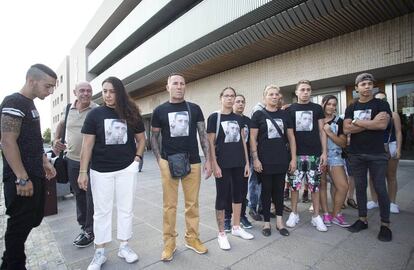 Familiares de Maikel, el joven asesinado, ante las puertas de la Ciudad de la Justicia de Castellón. 