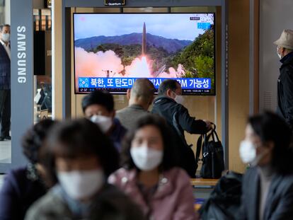 Una pantalla en una estación de tren en Seúl (Corea del Sur) informa del lanzamiento del misil por parte de Corea del Norte, este martes.