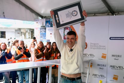 Eloy Moreno enseña el diploma que certifica que batió el récord mundial de libros firmados, el pasado sábado en Madrid.