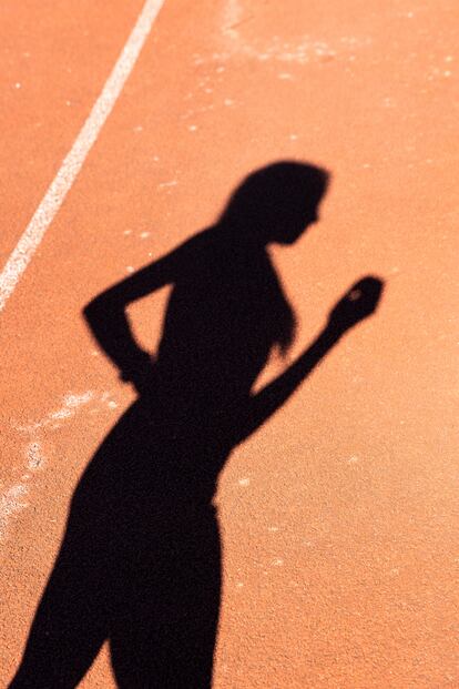 La sombra de Daiana Ocampo mientras entrena en la pista. 