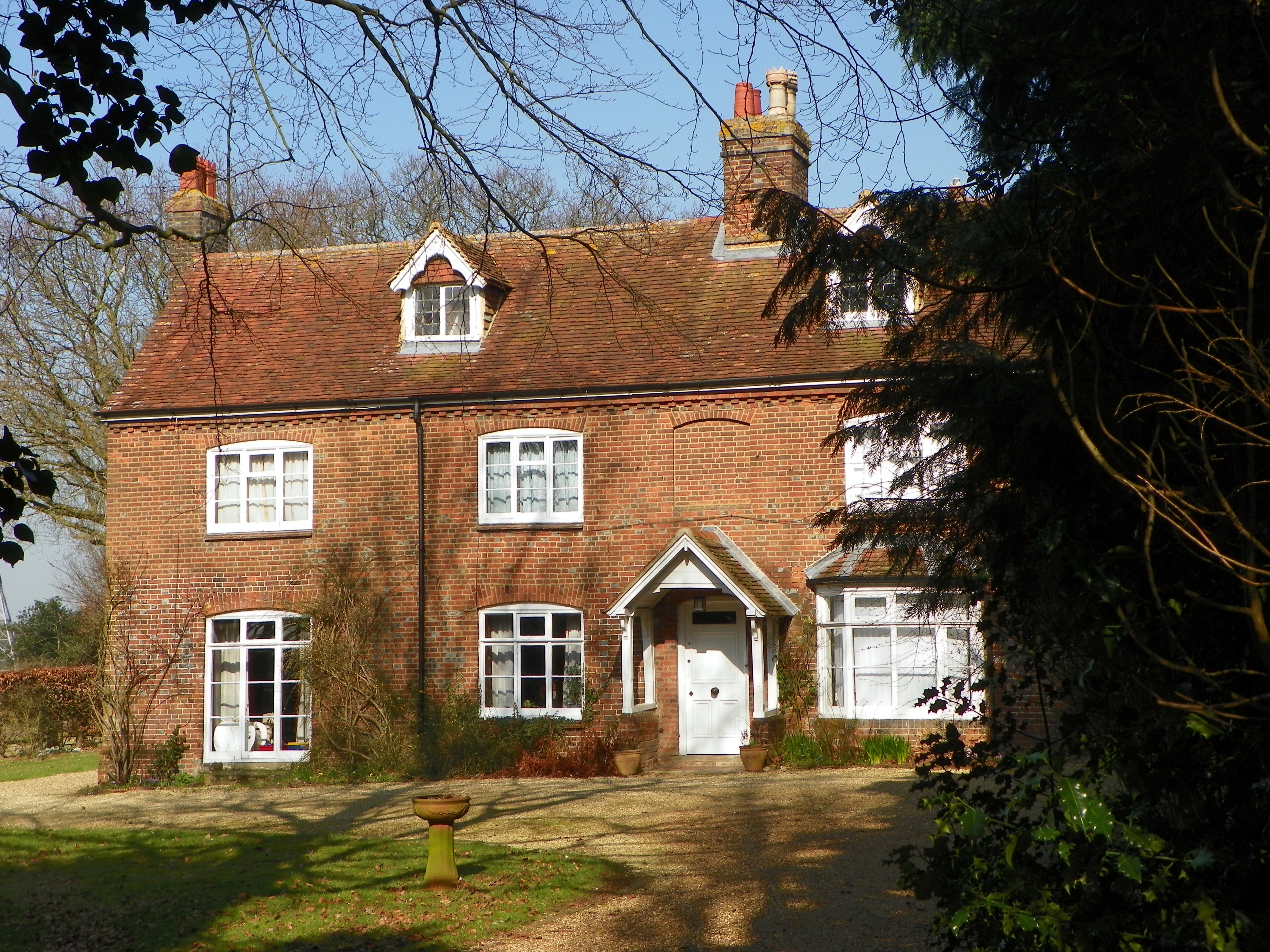 Fachada exterior de la casa de campo inglesa.