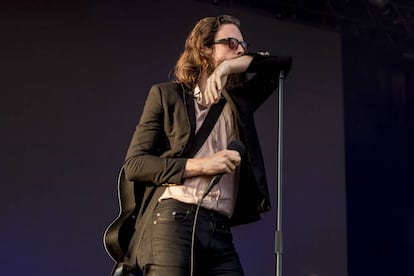 Father John Misty, dudando sobre si 'Leaving L.A.' ya está bien como está o le vendrían bien unos 12 versos más.