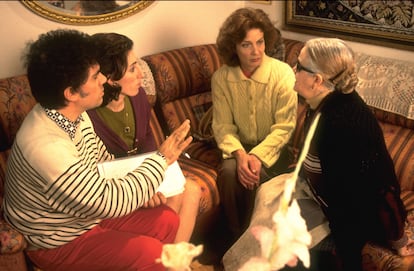 El director de cine Pedro Almodóvar da instrucciones a las actrices, desde la izquierda, Rosi de Palma, Marisa Paredes y Chus Lampreave, durante el rodaje de 'La flor de mi secreto'.