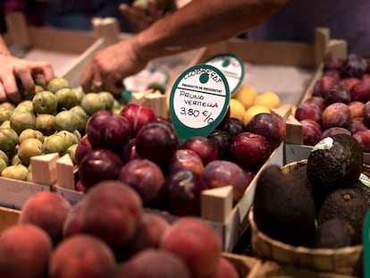 Precios de frutas y hortalizas en una parada del mercado de Sants, a principios de agosto en Barcelona.