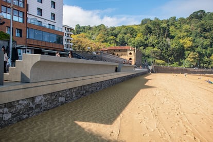 Imagen de cómo quedaría el malecón de Zarautz con las obras para elevar su cota y construir un muro botaolas.