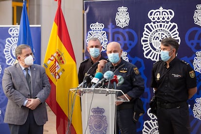 Pedro Luis Bardón, jefe de Medios Aéreos de la Policía Nacional, explica las características del dron.