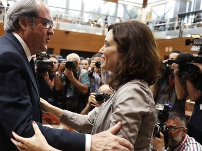Ángel Gabilondo (PSOE) saluda a Isabel Díaz Ayuso (PP), ayer en la Asamblea de Madrid.