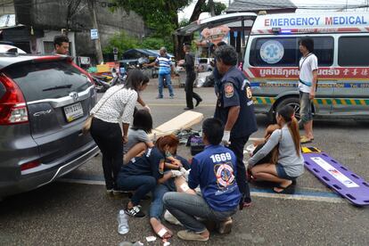 Varias heridos reciben los primeros auxilios momentos después de una explosión de una bomba cerca de Trang (Tailandia).