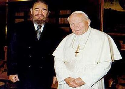 Juan Pablo II posa con Fidel Castro durante la audiencia privada en el Vaticano al dirigente cubano en 1996. Años más tarde el pontífice realizaría una histórica visita a la isla caribeña. (19-11-96)