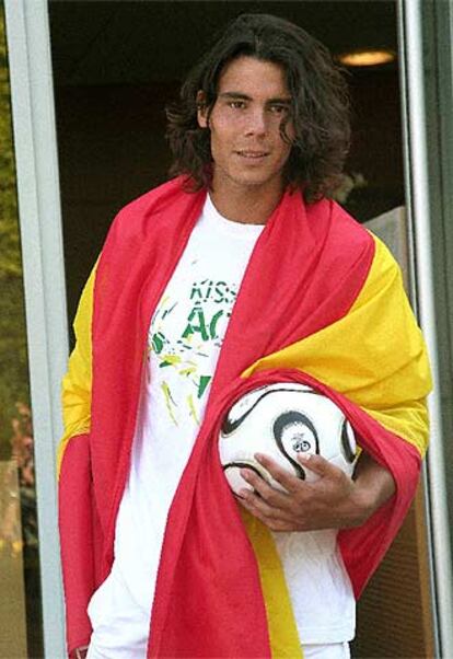 Nadal, en Roland Garros, con la bandera española y un balón.