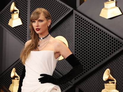 Taylor Swift en la alfombra roja de los premios Grammy, en Los Ángeles, este 4 de febrero.