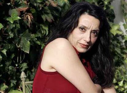 La cantante Luz Casal, durante la presentación de su disco <i>Sencilla alegría,</i> en octubre de 2004.