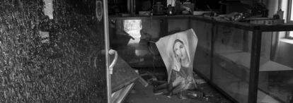Una imagen de la Virgen María dentro de una iglesia destrozada en Bartella, el 7 de noviembre de 2016, tras ser liberada del Estado Islámico. En Bartella había cinco iglesias y los yihadistas han echado a bajo las dos más antiguas. Por lo que quedan tres. Una de ellas es la de Mart Shmony, que todavía tiene un grafiti en la pared con una afirmación ya refutada: “El Estado Islámico permanecerá por la gracia de Dios”.