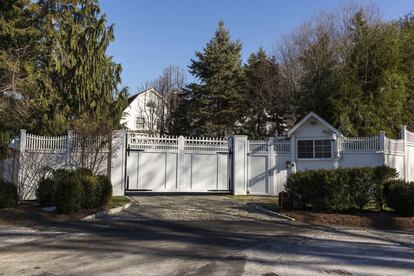 Vista exterior de la residencia de los Clinton, custodiada por el servicio secreto. Se encuentra en una calle sin salida y está rodeada de casas tan o más imponentes. Costó 1,7 millones de dólares en 1999.