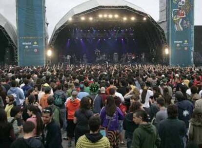 Numeroso público durante la duodécima edición del festival de rock y música mestiza Viña Rock.