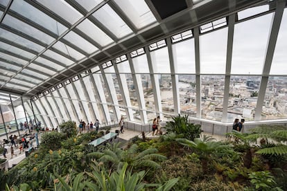 El Sky Garden se encuentra en lo alto del Walkie Talkie Building de Londres.
