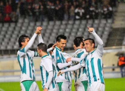 Los jugadores del Córdoba celebran uno de sus goles.