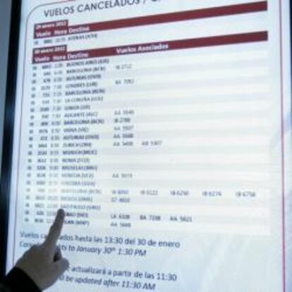 Panel de información con los vuelos cancelados de Iberia.