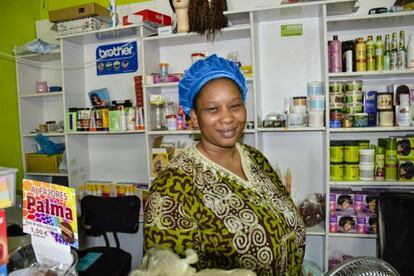 Kadiatou Keita en su tienda de productos africanos y latinos.