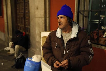 Antonio, un sin hogar en el lugar donde duerme en la Plaza Mayor.