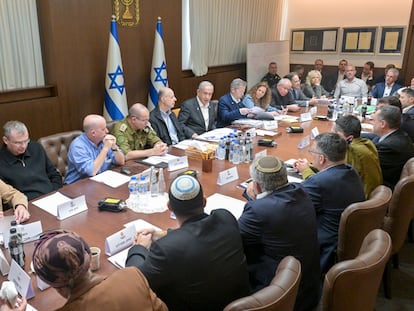 Reunión de los miembros de la oficina del primer ministro israelí, Benjamín Netanyahu (en el centro), este viernes.