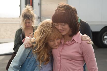 Andrea Riseborough y Emma Stone, en un fotograma de ‘La batalla de los sexos’.