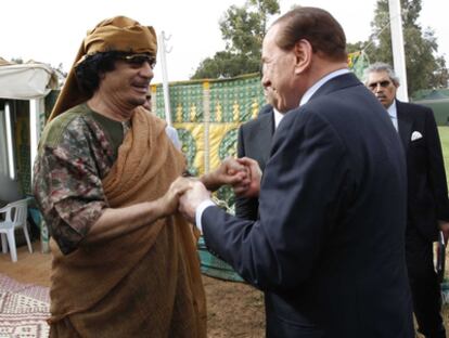 El líder libio recibe a Berlusconi en su visita a Trípoli en junio de 2010