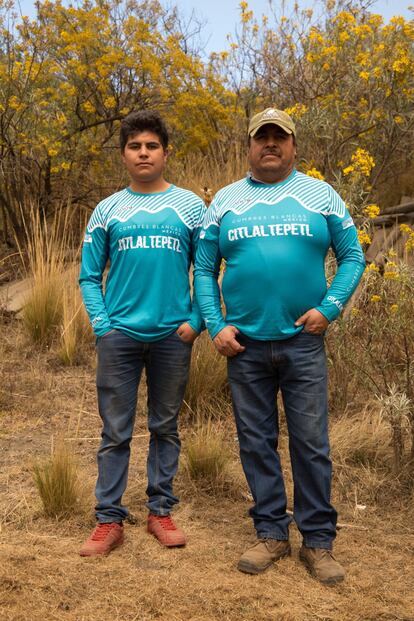 En torno al Pico, muchos vecinos dependen de él, como Juan y Juan Guarneros, padre e hijo.