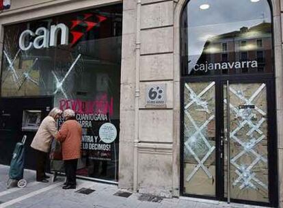 Daños en una sucursal de Caja Navarra en la calle Nueva de Pamplona tras los incidentes de los violentos.