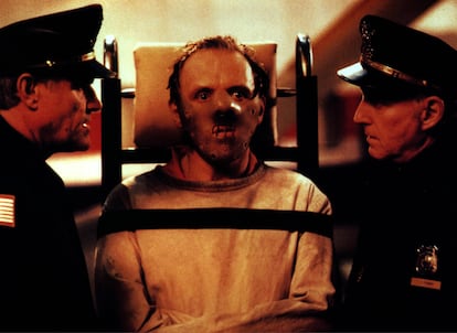 Anthony Hopkins, en el centro, interpreta a Hannibal Lecter en 'El silencio de los corderos" (1991).