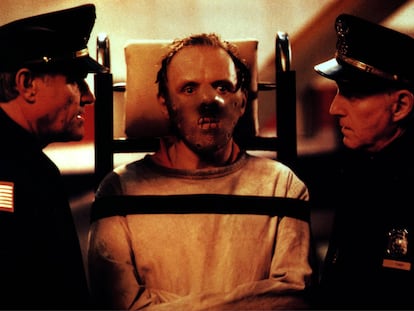 Anthony Hopkins, en el centro, interpreta a Hannibal Lecter en 'El silencio de los corderos" (1991).