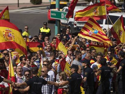 Manifestantes con banderas de Espa&ntilde;a ante el pabell&oacute;n Siglo XXI de Zaragoza.