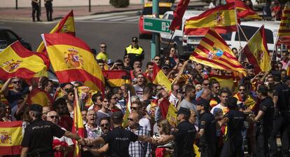Manifestantes con banderas de España ante el pabellón Siglo XXI de Zaragoza.