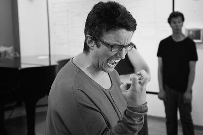 El sentimiento de rabia es el protagonista en una de las escenas de la obra. Yolanda Ferreira ensaya ese momento.