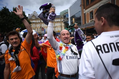 Aficionados del Real Madrid disfrutan del ambiente previo al partido en Cardiff.